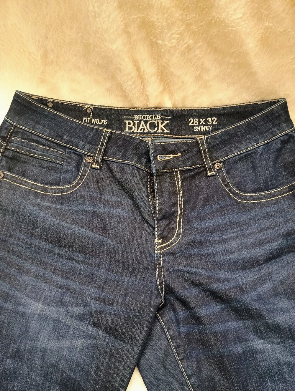 Buckle Black Fit No. 76 skinny jeans in a dark wash, size 28x32.